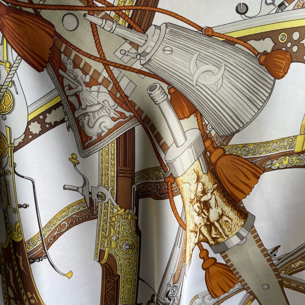 Hermès Diane Elegant White and Gold Silk Scarf with Brown Accents. - Picture 3 of 16